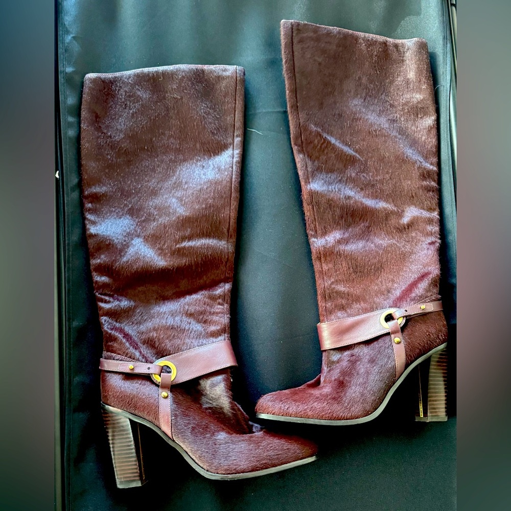 Brand: Donald J. Pliner
Genuine Leather around the ankle
Color: Burgundy
